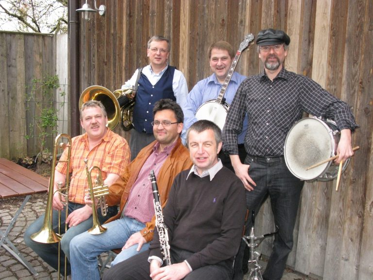 Die sechsköpfige Band Sir Flint's Bohème Jazzers mit ihren Musikinstrumenten in Freising