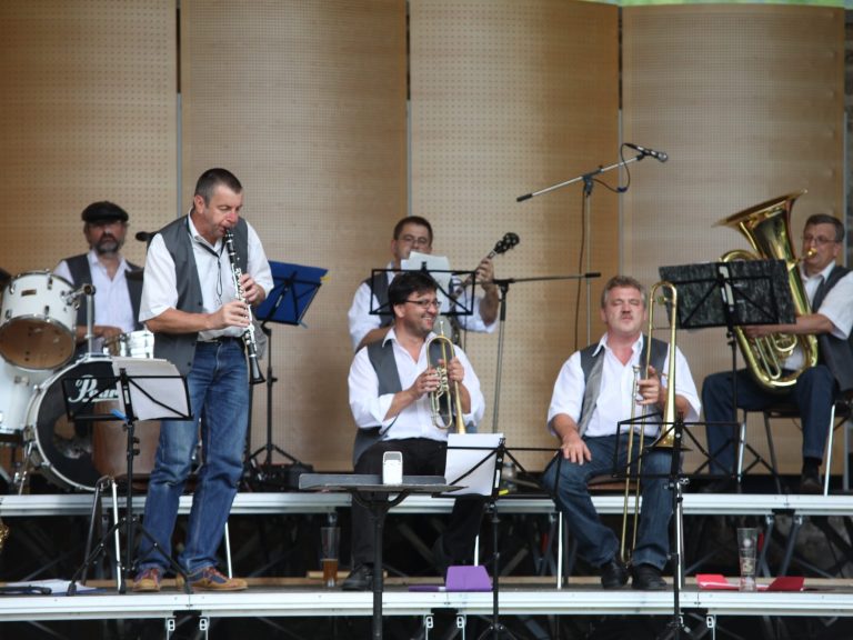 Die Sir Flint's Bohème Jazzers spielen traditionellen Jazz und New Orleans Jazz auf der Bühne des Schlossgartens in Obernzell